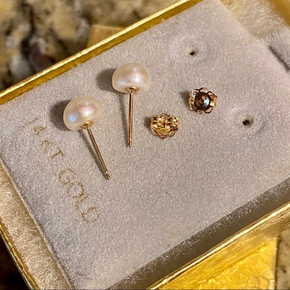 🎁14k Gold 6mm White Button Freshwater Pearl Studs - Picture 2 of 6